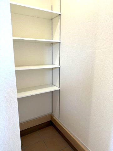 リーブルガーデンＳ第13渋川八木原　1号棟の収納|広々したシューズインクロークが標準装備！キャンプ用品など趣味の道具の収納にいかがでしょうか。