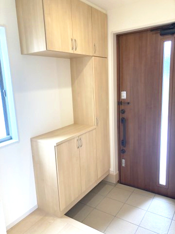 リーブルガーデンＳ第13渋川八木原　1号棟の玄関|収納もある玄関です！玄関もタイル敷なのでお掃除もしやすいですよ！