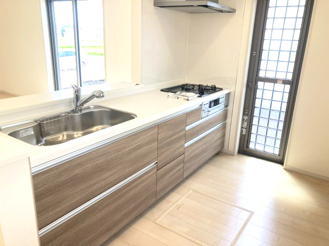 リーブルガーデンＳ第13渋川八木原　1号棟のキッチン|人気のカウンターキッチン採用です☆勝手口付きです！
コンロも３口ご用意しています！調理スペースも広くストレスなくお料理できます。
浄水器つきなので美味しいお水も飲めますよ♪