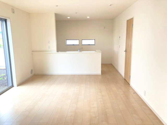 リーブルガーデンＳ第13渋川八木原　1号棟の居間・リビング|16帖の広々リビング♪人気の対面式キッチンを配した空間はお好みの家具も合わせやすく、家族がくつろぐ快適な空間造りをサポート。窓からは明るい陽光が差し込みます。