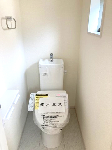 リーブルガーデンＳ第13渋川八木原　1号棟のトイレ|2階トイレです。清潔感のある白を基調としています。