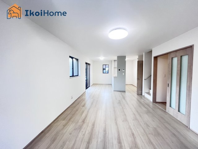 明石市大久保町西島　全1棟　新築戸建の居間・リビング|【ホームページに現地動画掲載中】●年中無休：当日予約可●LDK20帖ございますので、大型家具設置可能