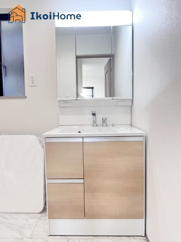 明石市大久保町西島　全1棟　新築戸建の洗面所|【ホームページに現地動画掲載中】●年中無休：当日予約可●洗面台はお化粧をする時に便利な３面鏡。