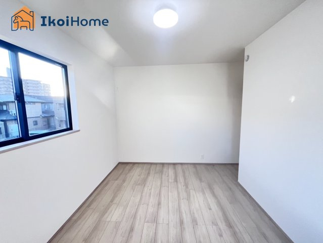 明石市大久保町西島　全1棟　新築戸建の寝室|【ホームページに現地動画掲載中】●年中無休：当日予約可●テレワークスペースなどに最適です。