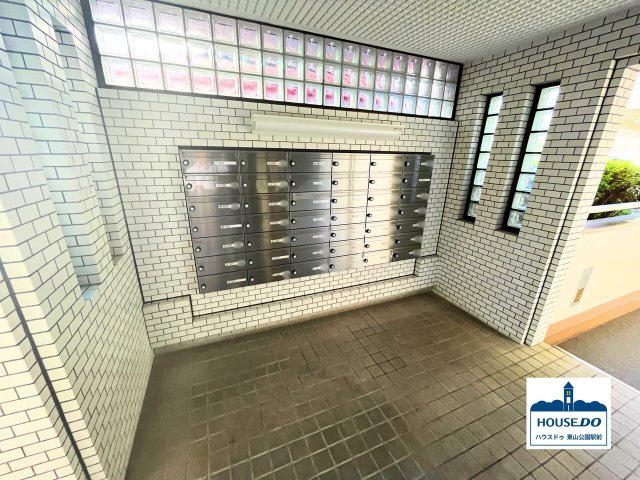 ペット可＆LDK20帖超え！サンハイツ八事ふじみB棟のその他共用部分|開放的で明るい雰囲気のメールボックス前