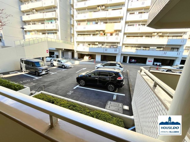 ペット可＆LDK20帖超え！サンハイツ八事ふじみB棟の駐車場|敷地内にある平面駐車場