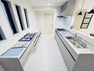 【キッチン】 | 佐倉市六崎　中古戸建　佐倉駅 | 人気の対面式オープンキッチン ！3口コンロ とグリル付きシステムキッチン で、毎日のお料理が楽しくなります。カウンターにお皿を並べて配膳もスムーズです。