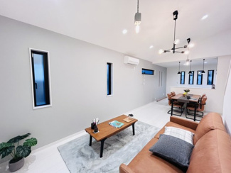 【居間・リビング】 | 佐倉市六崎　中古戸建　佐倉駅 | 広々LDK の窓から光が差し込み、家族の笑い声が響きわたる明るい空間です。お料理をしながら、リビングで遊ぶお子様を見守れます。