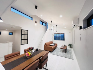 【居間・リビング】 | 佐倉市六崎　中古戸建　佐倉駅 | 高級感のあるおしゃれな空間で毎日快適にご生活ができます。
是非、実際にご覧ください！