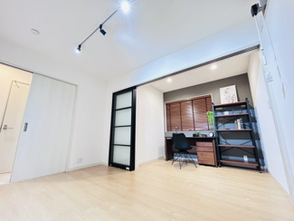 【洋室】 | 佐倉市六崎　中古戸建　佐倉駅 | 洋室だけではなく、3帖のサービスルームも付いてます。リモートワーク用の書斎や趣味の部屋にぴったり。自分だけの集中できる空間として活用できます。