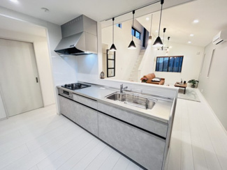 【キッチン】 | 佐倉市六崎　中古戸建　佐倉駅 | 人気の対面式オープンキッチン ！3口コンロ とグリル付きシステムキッチン で、毎日のお料理が楽しくなります。カウンターにお皿を並べて配膳もスムーズです。