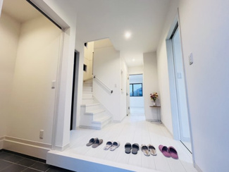 【玄関】 | 佐倉市六崎　中古戸建　佐倉駅 | 明るい玄関スペースには、大容量のシューズインクローク（シューズI.C） を完備！ベビーカーや外遊びグッズもたっぷり収納でき、玄関をいつも綺麗に保てます。