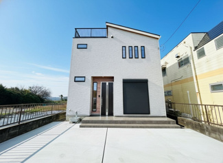 【外観】 | 佐倉市六崎　中古戸建　佐倉駅 | 白い外壁とモダンなデザインが目を引く新築住宅！駐車スペースは2台分以上確保しています 。築後未入居なので、誰よりも早く新生活をスタートできますよ 。