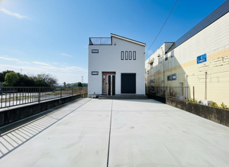 【駐車場】 | 佐倉市六崎　中古戸建　佐倉駅 | 2024年4月築の、築後未入居の新しいお家です 。広々4台駐車可能な広さがありますので 、来客時も安心。カーライフも快適に楽しめます。