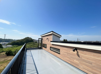 【バルコニー】 | 佐倉市六崎　中古戸建　佐倉駅 | 開放感あふれるルーフバルコニー ！周りの目を気にせず、休日はテーブルを出してランチを楽しんだり、夜は星空を眺めたり。夢が広がるプライベート空間です。