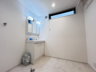 【独立洗面台】 | 佐倉市六崎　中古戸建　佐倉駅 | 三面鏡の裏側は収納になっているので、散らかりがちな洗面周りもすっきり片付きます。