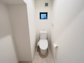 【トイレ】 | 佐倉市六崎　中古戸建　佐倉駅 | 1階・2階にトイレがあり 、朝の忙しい時間も渋滞知らず。温水洗浄便座付き で、いつでも快適に使えます。