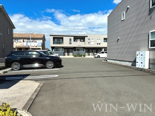 ライラック Bの駐車場