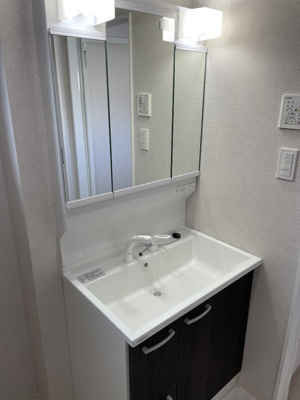 【独立洗面台】 | 天童市久野本【新築建売】リリーフA棟 | 三面鏡の洗面台は、スタイリッシュなだけでなく収納力もあります。