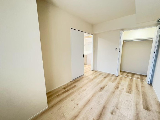 【洋室】 | コスモハイツ小阪　★角部屋・リノベーション | 周辺環境整っています！