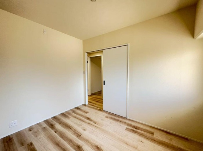 【洋室】 | コスモハイツ小阪　★角部屋・リノベーション | リノベーション済みです♪