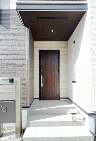 桜井市大福 １号棟 の玄関|落ち着いた玄関とポーチ