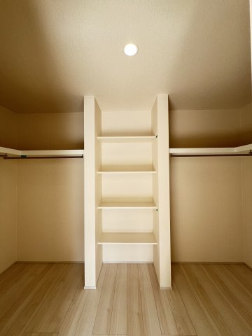 桜井市大福 １号棟 の寝室|寝室のウォークインクローゼット　大容量です！