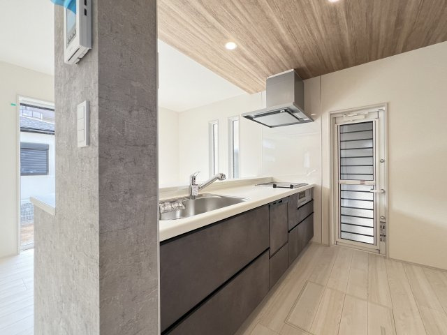 桜井市大福 １号棟 のキッチン|会話がはずむ対面式システムキッチン