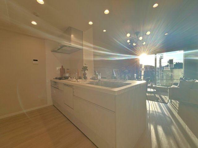 グランシティユーロコート赤羽のキッチン|家族みんなが爽やかに健やかに過ごせるように、溢れる光をたっぷり取り込んだリビングダイニング。集いの場、憩いの場としての快適性を求めたやすらぎの空間です