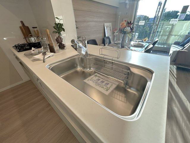 グランシティユーロコート赤羽のキッチン|毎日使うキッチン周りが綺麗で清潔に保たれていると、お料理を作るのも楽しくなりますよね。機能性とデザイン性を持たせたキッチンで気持ちよくお料理が出来そうです。