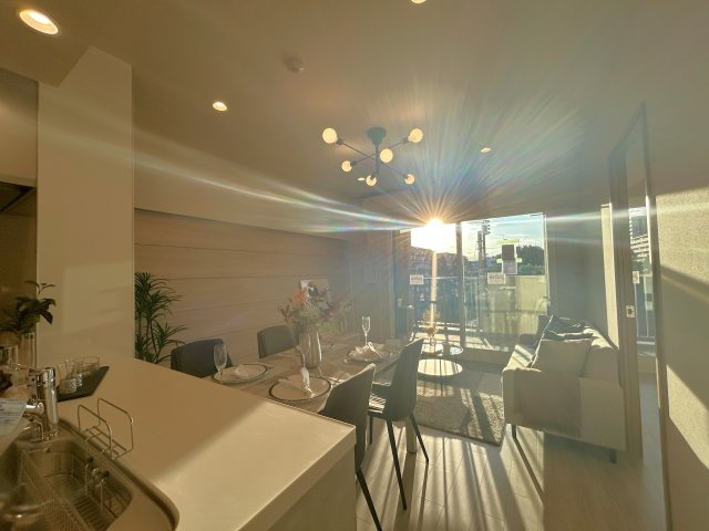 グランシティユーロコート赤羽のダイニング|リビングは家族が1番くつろげる癒しの空間、家族が集い憩うリビングスペースはナチュラルカラーの明るい心地良い空間に仕上がりました。