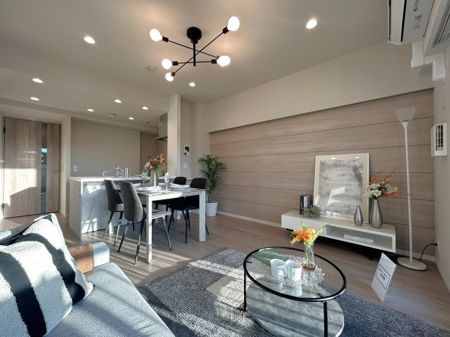 グランシティユーロコート赤羽の居間・リビング|家族みんなが爽やかに健やかに過ごせるように、溢れる光をたっぷり取り込んだリビングダイニング。集いの場、憩いの場としての快適性を求めたやすらぎの空間です