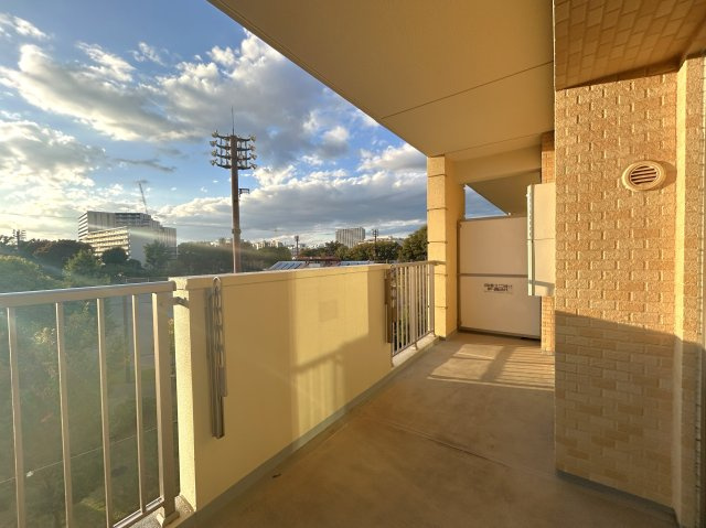 グランシティユーロコート赤羽のバルコニー|～Balcony～
気持ちの良い風を感じながら、眺望を楽しめるプライベートバルコニー。心が癒され、明日への活力が湧いてきます。