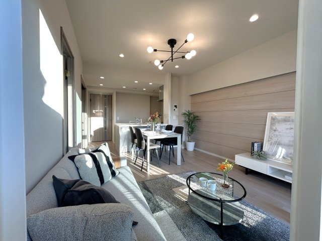 グランシティユーロコート赤羽の居間・リビング|ご家族やお客様との時間など、多くの時を刻む空間。何気なく過ぎる時でさえも上質なひと時となる快適な空間を目指して。