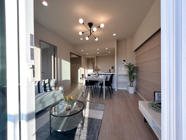 グランシティユーロコート赤羽の居間・リビング|大切なご家族が集まるＬＤＫはこだわりたいですね！休日はおひさまの光をたっぷりと取りこめるリビングでゆったりと過ごしませんか？子供たちが元気に笑いながら走り回っている姿が目に浮かぶ空間です。