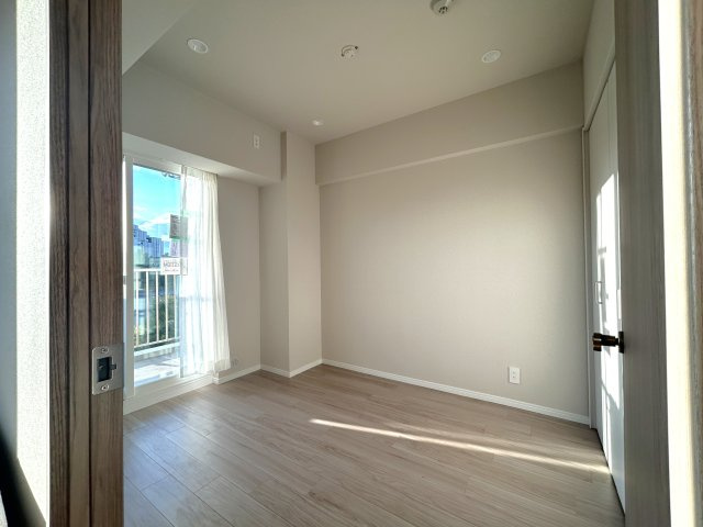 グランシティユーロコート赤羽の寝室|～Bed room～
バルコニーから陽当たりが差し込みますので、日中は電気など必要ない明るさとなっております。