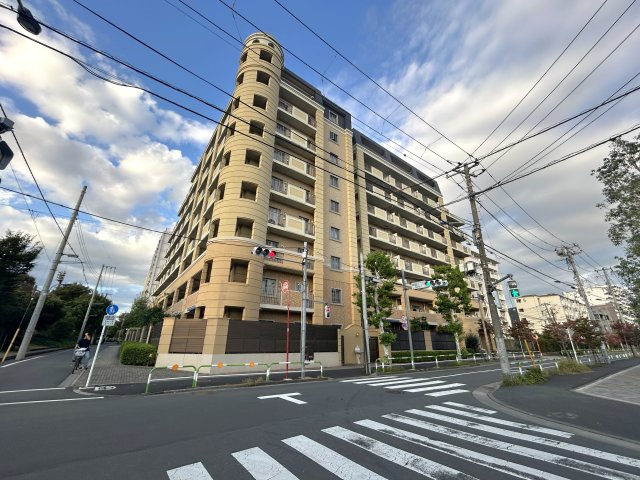 グランシティユーロコート赤羽の外観|～Appearance～
青空に映えるこの雄大な佇まい。
陽当たり、立地、周辺環境など恵まれた好条件となっております。