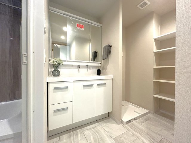 グランシティユーロコート赤羽の独立洗面台|【パウダールーム】
三面鏡タイプの洗面化粧台を採用し、キャビネット収納はぎっしり色々な物を収納でき下部収納もございます。シャワーヘッドタイプを採用しておりますのでお掃除など楽々できます。