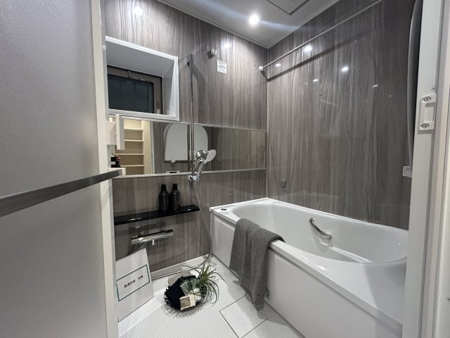 グランシティユーロコート赤羽の浴室|【お風呂】
足を伸ばせる浴槽＆ワンタッチでお湯張や追焚が出来るオートバスで1日の疲れも快適にリフレッシュ。雨のお洗濯に威力を発揮する浴室換気乾燥機付き。