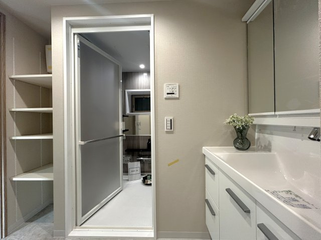 グランシティユーロコート赤羽の洗面所|落ち着いた空間を演出するカラーと、ゆったり落ち着いてお使い頂ける広さが魅力のパウダールーム。居室からも独立しており、プライベート空間を保ちます。