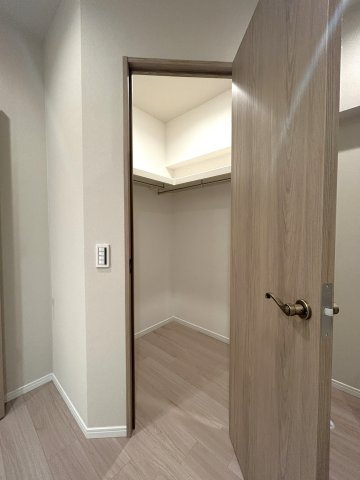 グランシティユーロコート赤羽の収納|～Bed room～
多くの人がお困りの住まいの収納。ウォークインクローゼットがあればタンスを置く必要がなく、出っ張りのないスッキリ空間を維持でき、限られたスペースを有効に活用できます。