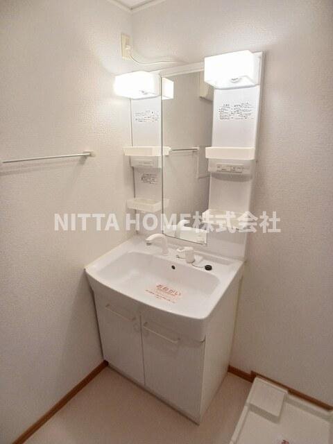 グリーン・コートⅠの洗面所|シャワー付きの洗面台朝の準備も楽々です♪