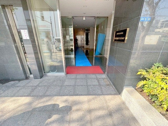 第1関根マンションのエントランス