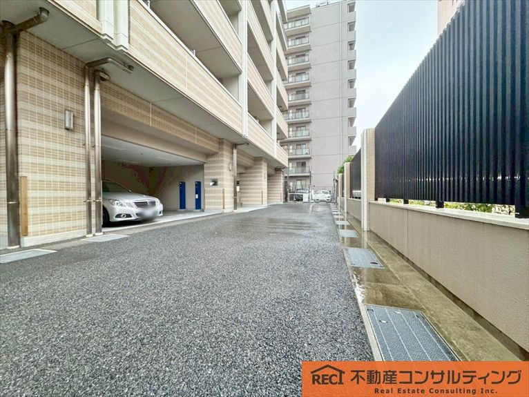 プレミスト六甲道の駐車場