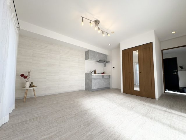 ランドマークシティ相生橋の居間・リビング|クローゼットが配置されている居室です。