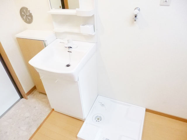 第二アルレ堀之内の洗面所|洗面台と洗濯機は隣同士に設置されてます☆