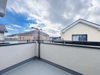 【バルコニー】 | 四街道市もねの里　中古戸建　物井駅 | 南西向きのバルコニーで日当たり良好！！お洗濯物がよく乾きますよ♪