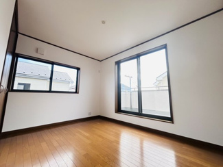 【洋室】 | 四街道市もねの里　中古戸建　物井駅 | 2階の居室はすべて6帖以上を確保！全室クロス交換済みで明るい雰囲気です。
クローゼット完備で収納力もあり、お子様部屋や主寝室として快適にお使いいただけます。