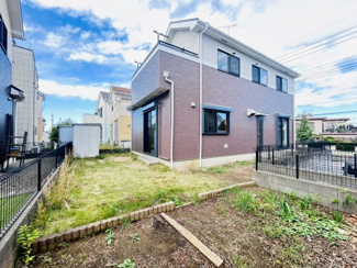 【外観】 | 四街道市もねの里　中古戸建　物井駅 | 外壁・屋根塗装リフォーム済み！
約57坪のゆとりある敷地に建つ、駐車2台可能な住まい。前面道路も幅員約16mと広く、開放感たっぷりの立地です。