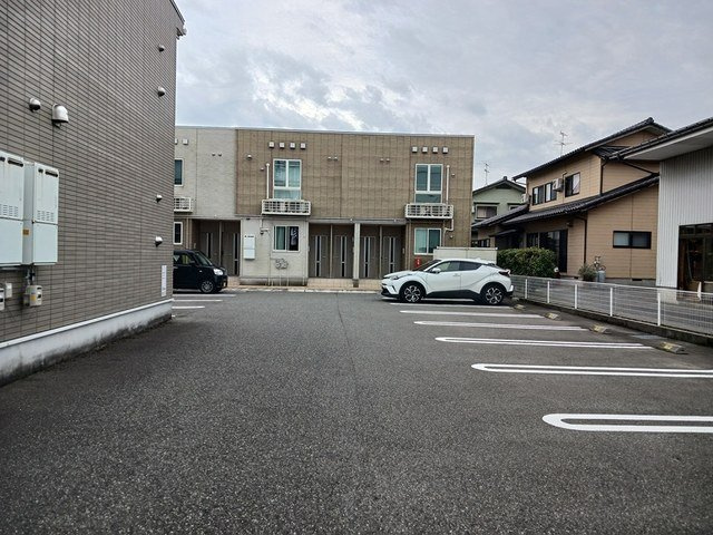 ノ－ス・エッセ　Ⅱの駐車場